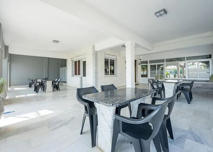 Dionisos Apartament *